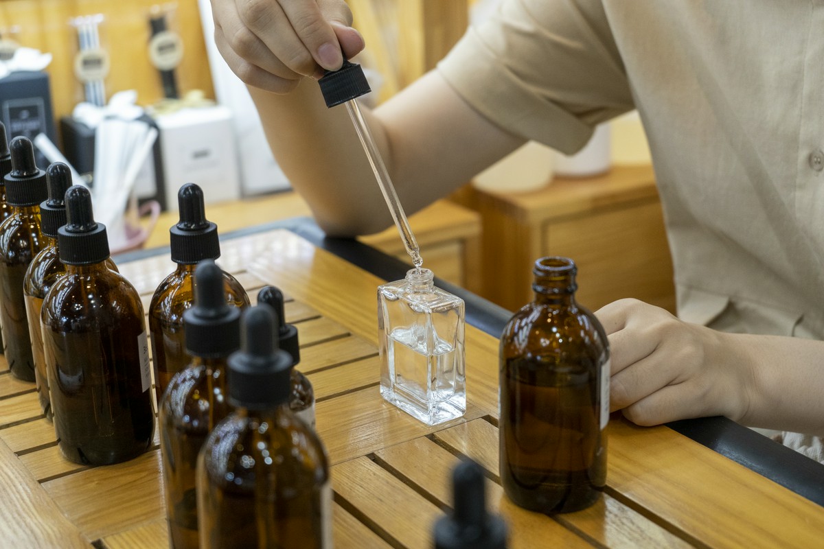 Jak olejki eteryczne, absoluty i molekuły zmieniają odbiór tej samej kompozycji perfum
